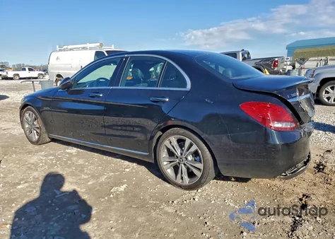 2018 Mercedes-Benz C 300 z USA, uszkodzony, nr VIN 55SWF4JB7JU241958